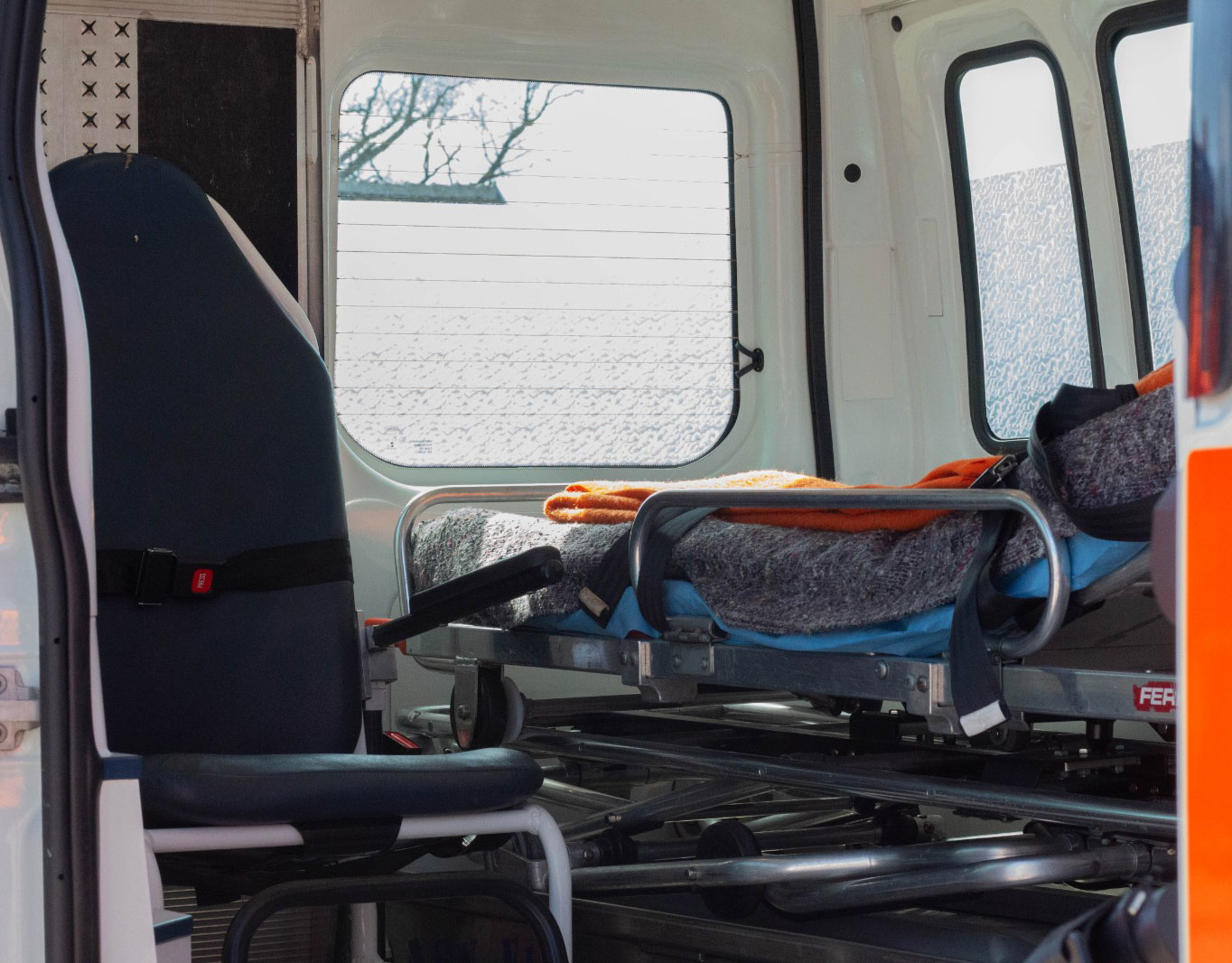 Interiorul ambulantei cu targa si scaun pentru transport medical Brasov