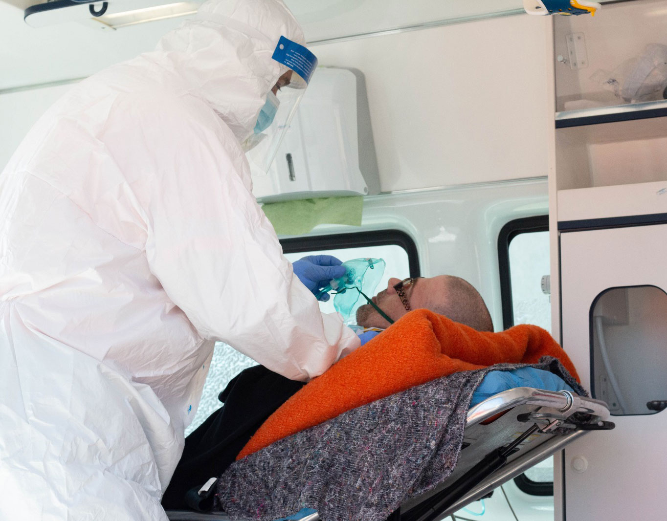 Pacient pe targa in ambulanta, pregatit pentru transport medical Brasov